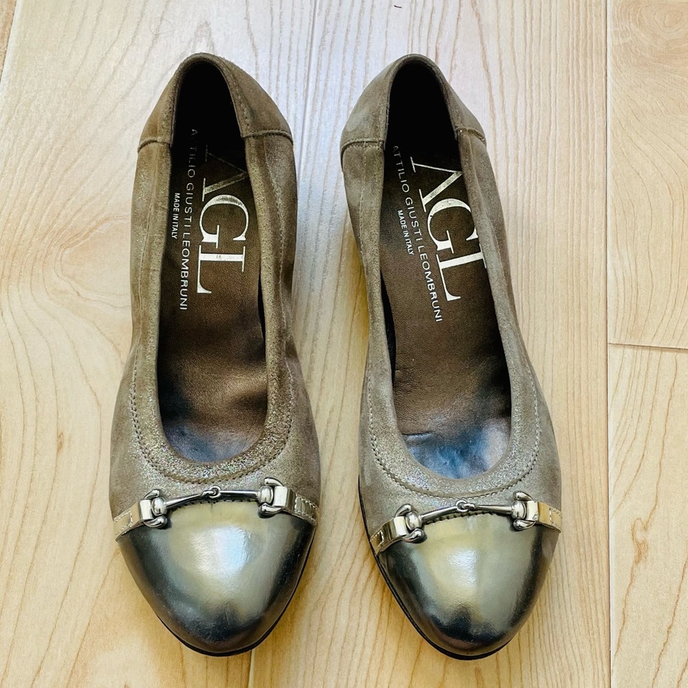 Attilio Giusti Leombruni (AGL) horsebit captoe low pump, gold